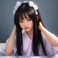 欧美时尚穿搭风格女性博主头像，笑容自然穿着简约